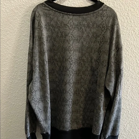 Nine West Grey Snake Print Sweatshirt Size 1X NWT - Picture 5 of 5